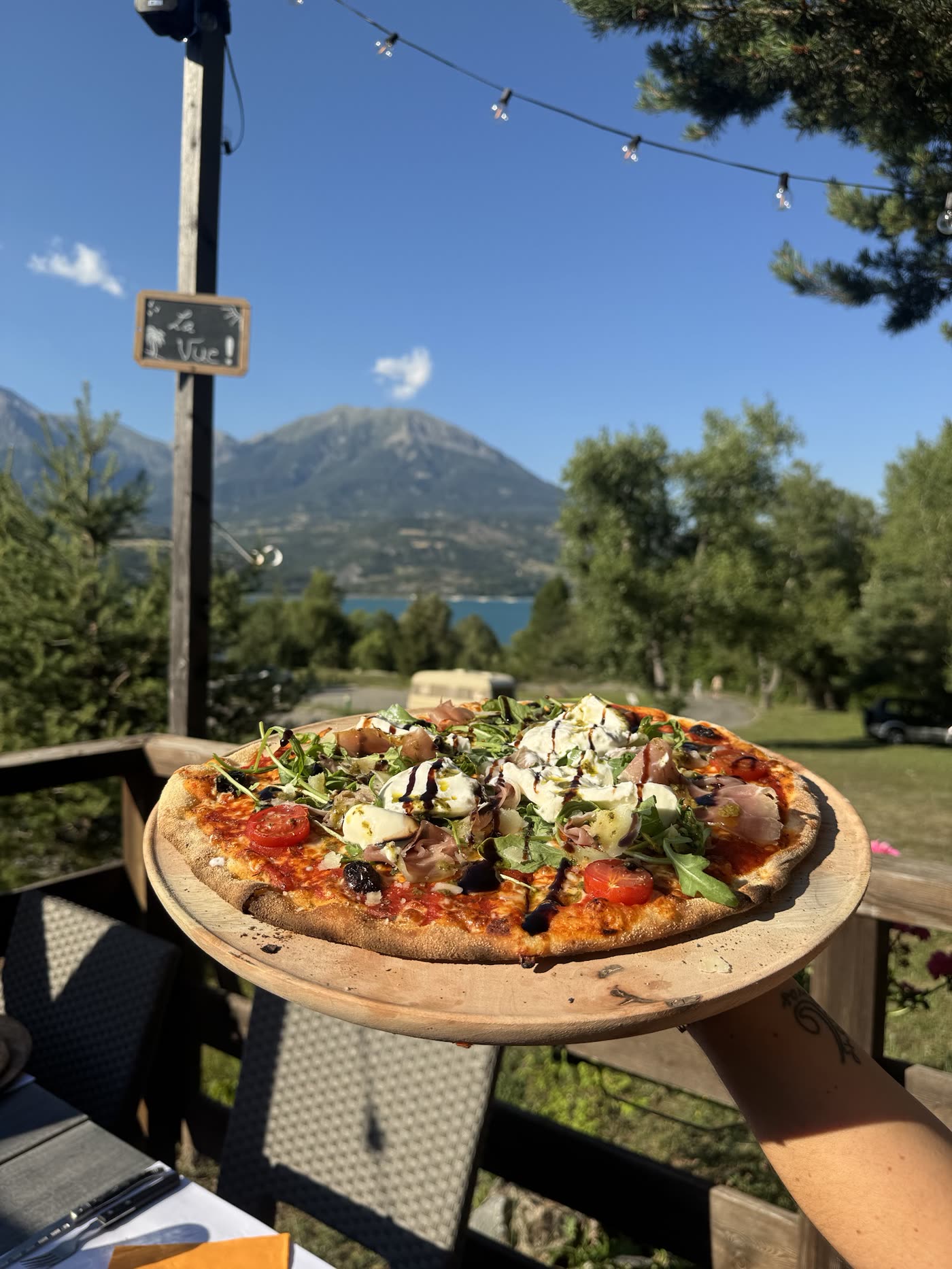 Pizza généreuse servie face au lac de Serre-Ponçon