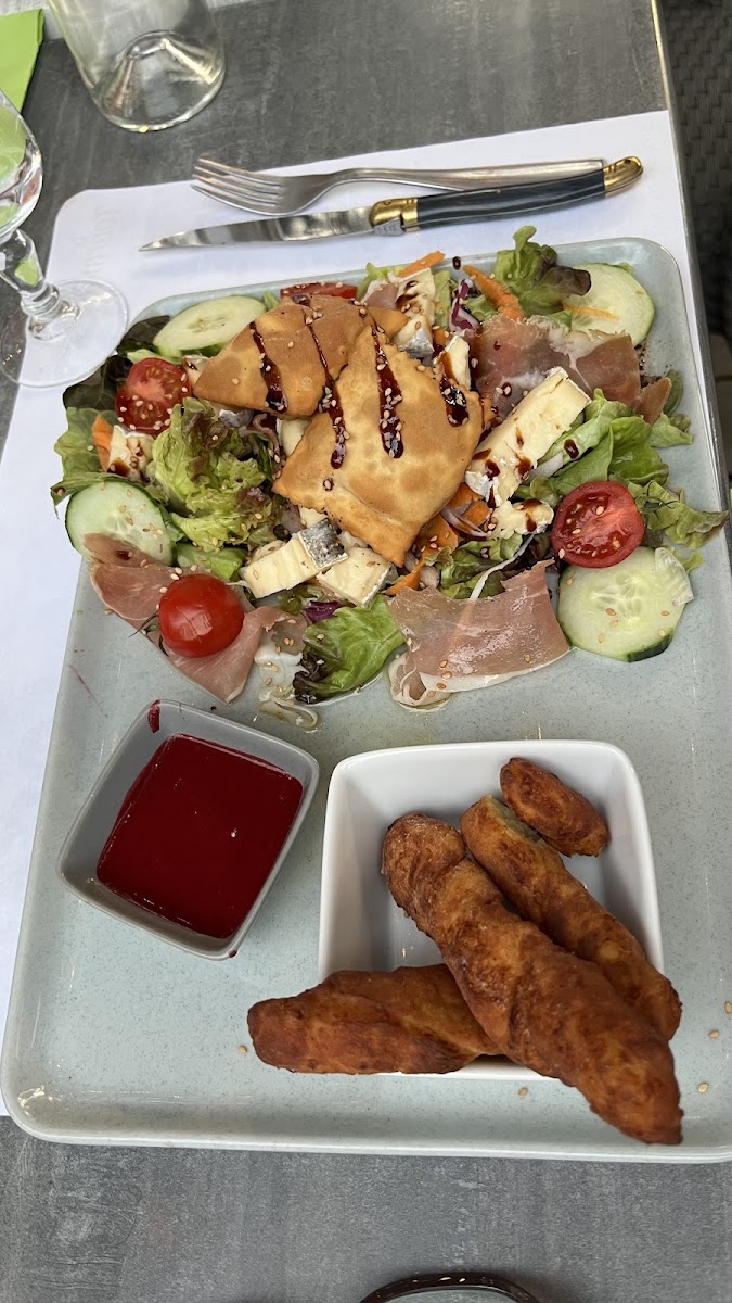 Salade gourmande au chèvre croustillant et ses beignets maison